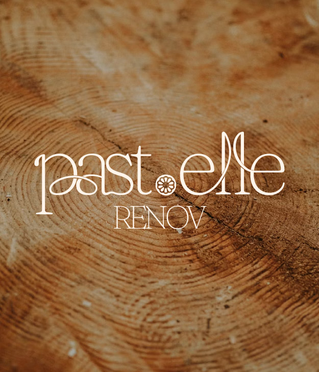 Le logo Past.Elle Renov mis en scène sur un fond de nervures de bois.
