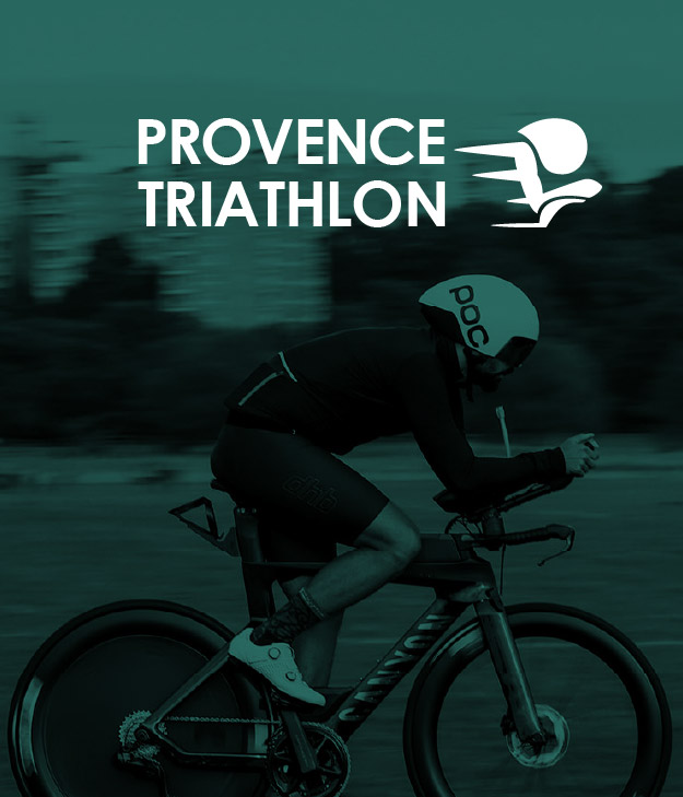Le logo Provence Triathlon sur un fond vert avec un cycliste
