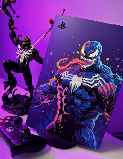 Une façade de PlayStation 5 customisée avec Venom, aux teintes violettes