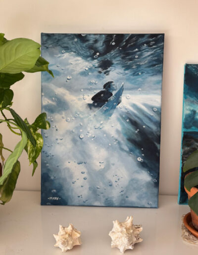 Un tableau représentant un surfeur, sous l'eau, qui passe sous une vague