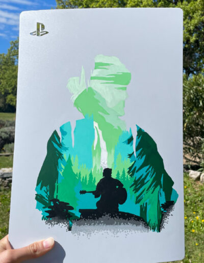 Une façade de PlayStation 5 customisée sur le thème The Last of Us, aux teintes vertes