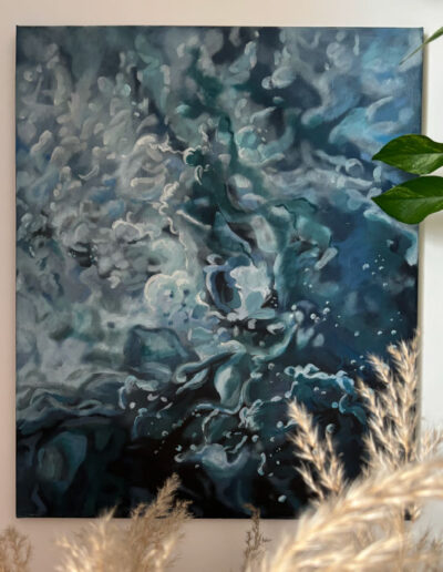 Un tableau représentant la mer agitée, en vue sous-marine