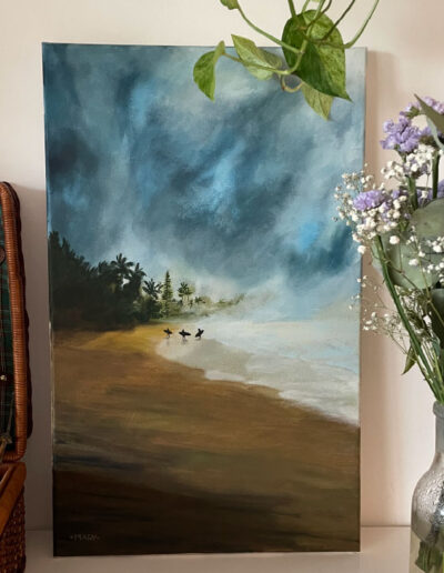 Un tableau représentant trois surfeurs au loin dans la brume, dans un paysage d'île