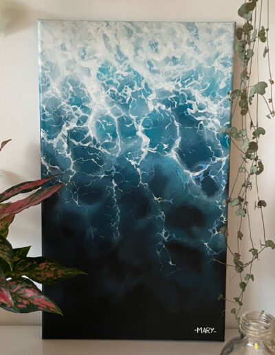 Un tableau représentant une vue du dessus de la mer agitée