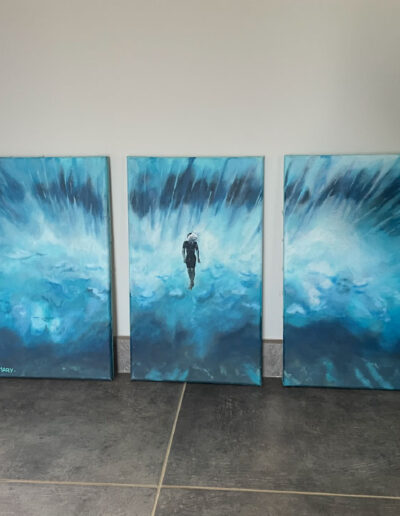 Un tryptique de tableaux à l'acrylique représentant un plongeur sous l'eau